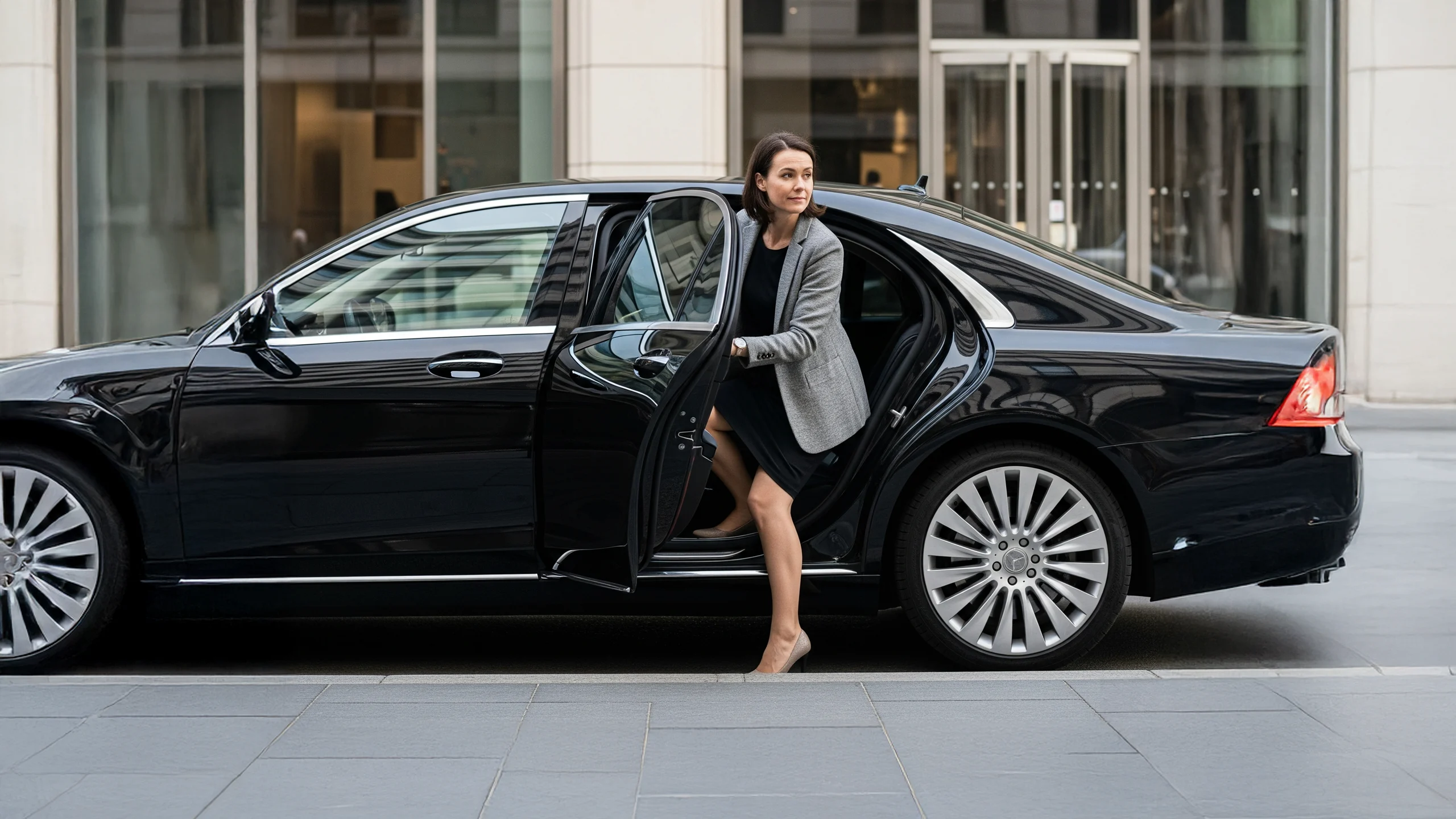 sedan hourly chauffeur service in Dubai