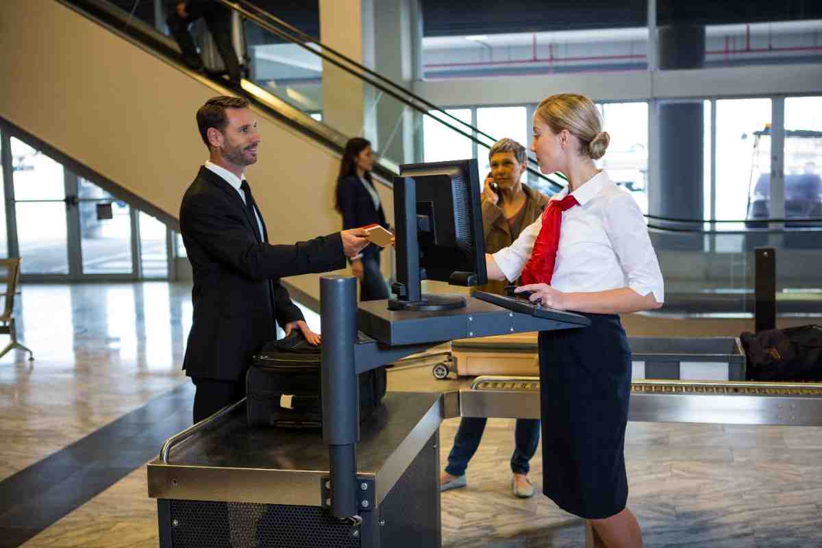 Why Should Solo Travellers Book an Airport Pickup Service in Dubai Before Arrival?